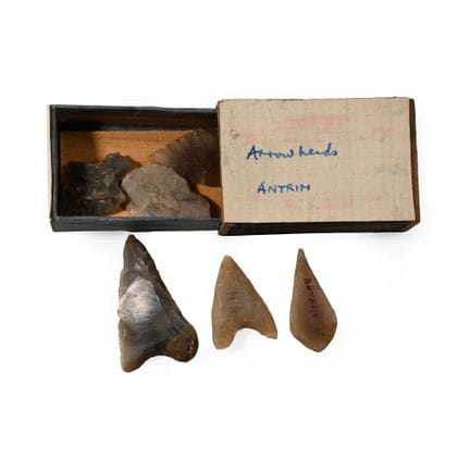 Collection de pointes de flèches en silex taillé d