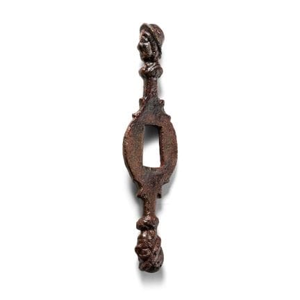 Garde de poignard en bronze de style Stuart, ornée