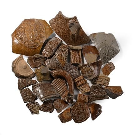 Collection de fragments de poterie Bellarmine émai