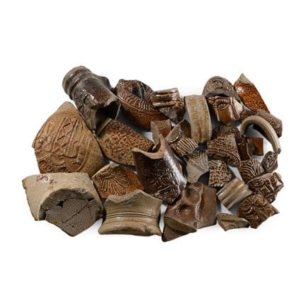 Collection de fragments de poterie Bellarmine émai