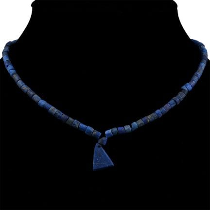 Collier composé de perles de lapis-lazuli avec un 