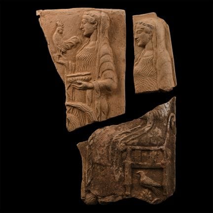Ensemble de fragments de plaque en terre cuite de 