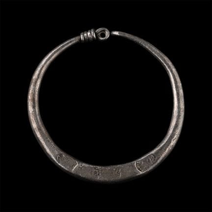 Bracelet post-médiéval en argent estampé. Vers le 