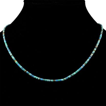 Collier de perles en pierre de style égyptien. XXe