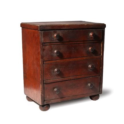 Petite commode en bois de collection. Petite commo