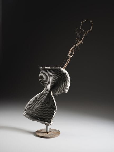 M'HORO' VIOLINE. Metall. 70 x 42,50 x 24 cm. Signa