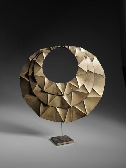 GRAN COLLAR DECORATIVO DE ORIENTE MEDIO, DE LATÓN 