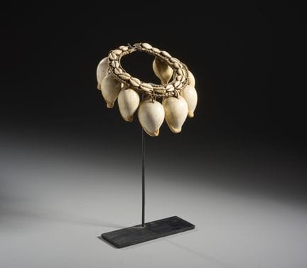 COLLAR CON CONCHAS Y RATÁN. Papúa Nueva Guinea, si
