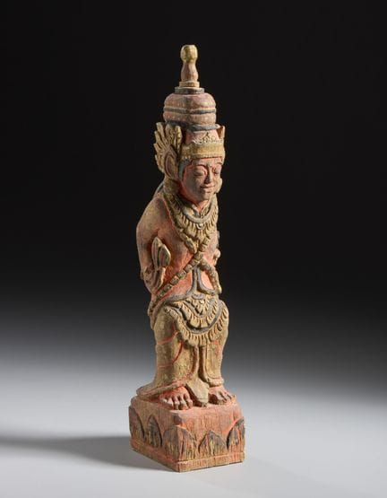 SCULTURA ORIENTALE IN LEGNO POLICROMO. Prima metà 