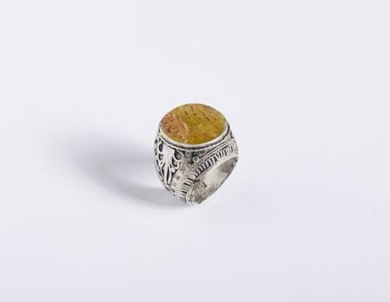 SILBERRING MIT STEIN. . 3,50 x 3,50 x 3 cm. Silber