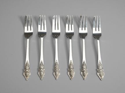 20TH-CENTURY SILVERSMITH A set of six small silver