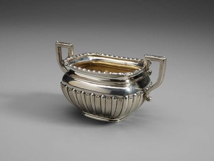 19th–20th-CENTURY ENGLISH SILVERSMITH: Double-hand