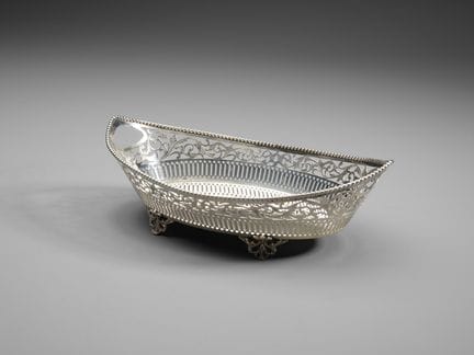 20TH-CENTURY ITALIAN SILVERSMITH: Oval “shuttle-sh
