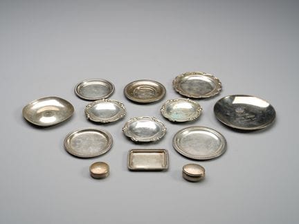 20TH-CENTURY SILVERWORK A set of silver items cons