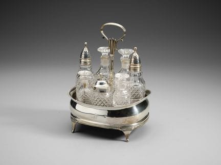 19TH-CENTURY ENGLISH SILVERSMITH Embossed silver v
