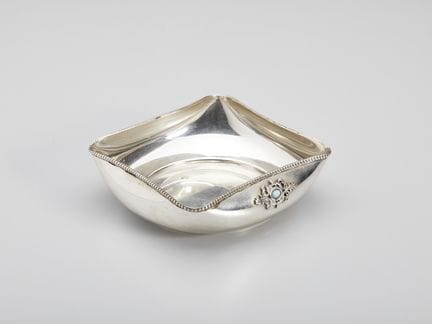 20TH-CENTURY ITALIAN SILVERWARE Square-shaped jewe