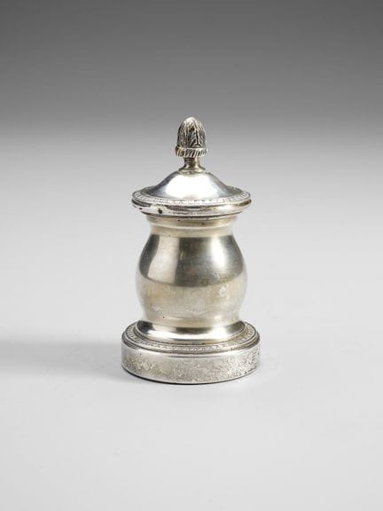 20TH-CENTURY ITALIAN SILVERSMITH Silver pepper sha