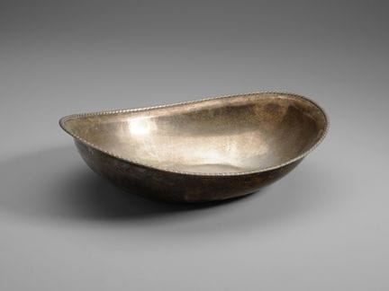 20TH-CENTURY ITALIAN SILVERSMITH Oval-shaped cente