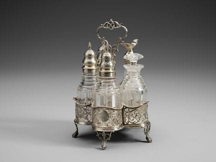 18TH-CENTURY ENGLISH SILVERSMITH: A silver vinegar