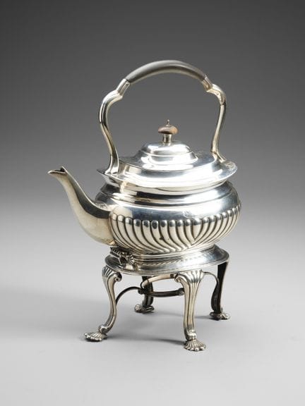 19th–20th-CENTURY ENGLISH SILVERSMITH Embossed sil