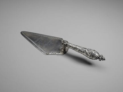 19TH-CENTURY ENGLISH SILVERSMITH Ceremonial trowel
