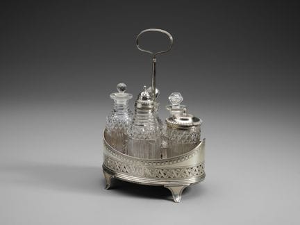 18TH-CENTURY ENGLISH SILVERSMITH Oval-shaped vineg