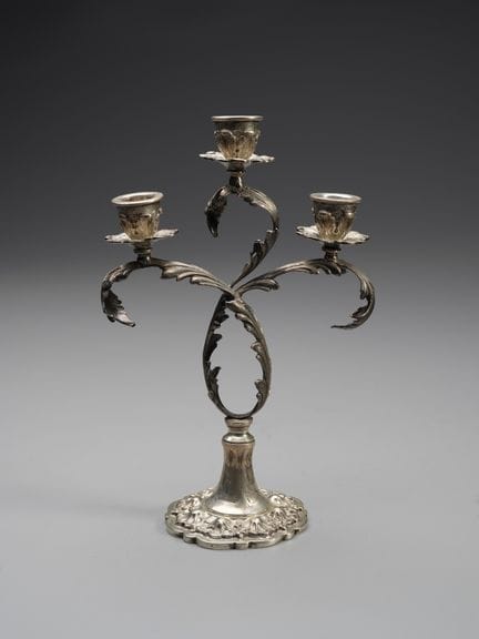 20TH-CENTURY SILVERSMITH Three-flame candlestick i