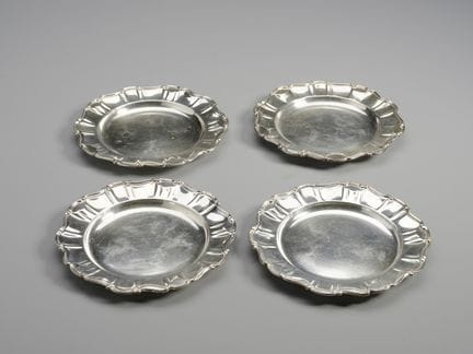 20TH-CENTURY ITALIAN SILVERSMITH Four flat plates 