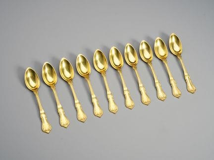 CHRISTOFLE Dix petites cuillères en métal repoussé