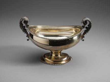 20TH-CENTURY SILVERSMITH Oval-shaped centerpiece s