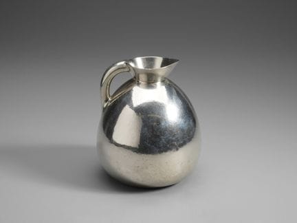 GENAZZI EROS (1908 - 1988) Cruche en argent repous