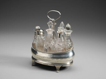 19TH-CENTURY ENGLISH SILVERSMITH Oval-shaped vineg