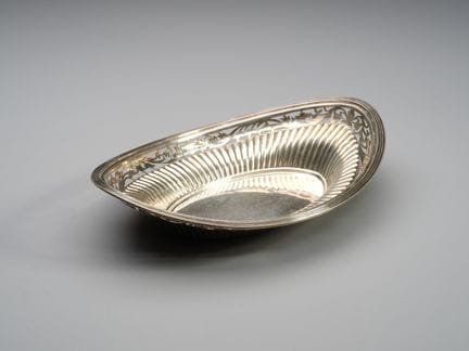 19TH-CENTURY ENGLISH SILVERSMITH Oval silver fruit
