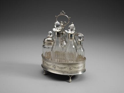 19TH-CENTURY ENGLISH SILVERSMITH Oval-shaped vineg