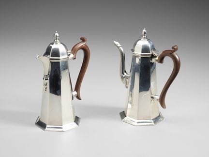 ARGENTIER ANGLAIS DU XXe SIÈCLE Cafetière et théiè