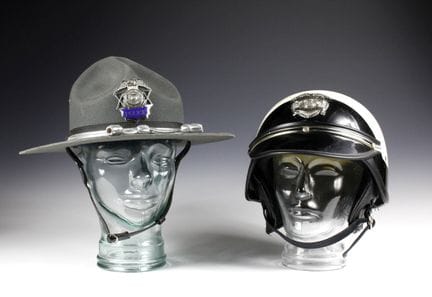 Curiosités - Deux couvre-chefs de la police améric