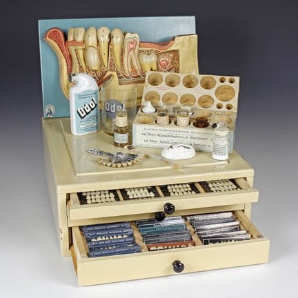 Medicina e Farmacia - Assortimento di strumenti od