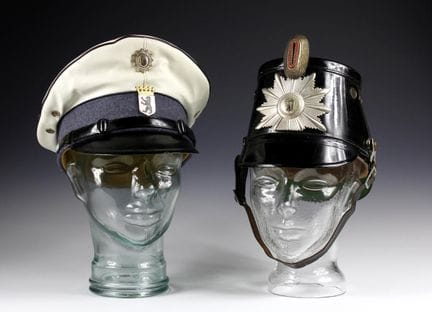 Curiosités - Deux couvre-chefs de la police berlin