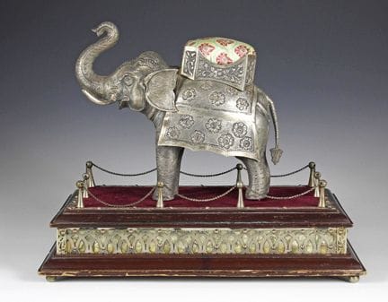Curiosities - Großes Silber-Präsentationsobjekt ei