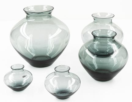 设计——威廉·瓦根费尔德（Wilhelm Wagenfeld）。一套5个不同尺寸的“心形花瓶”。灰色