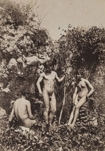 Gloeden, Wilhelm von. Drei junge Männer. Albumin. 