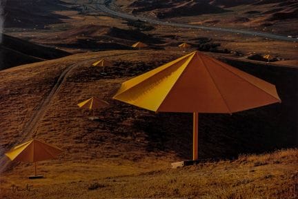 Christo. The Umbrellas - Projet pour le Japon et l