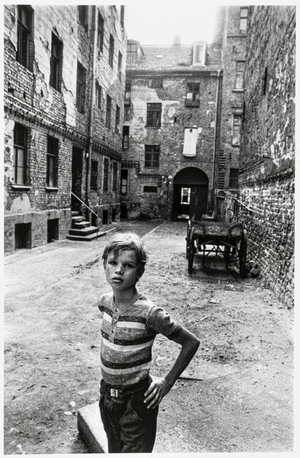 Höpker, Thomas. Untitled. (Boy in a run-down backy
