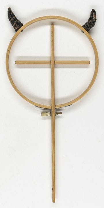 Fluxus - 米勒，拉里。《变形者 I》。带可移动木制十字架的绣框。置于原装木箱中，箱上已安装铭