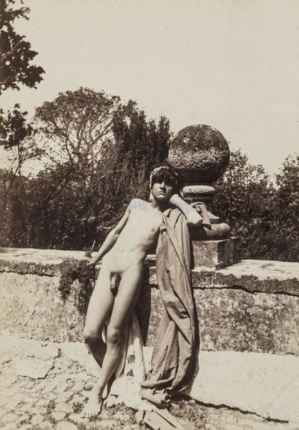 Plüschow, Wilhelm. Stehender Akt mit Draperie. Alb
