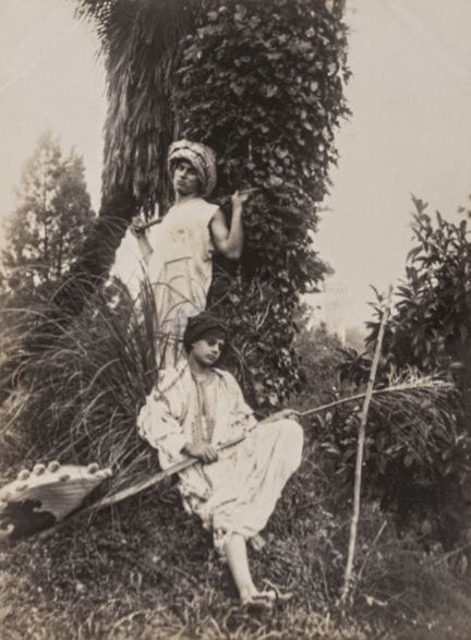 Plüschow, Wilhelm. Zwei Jungen mit Turban im Palmg