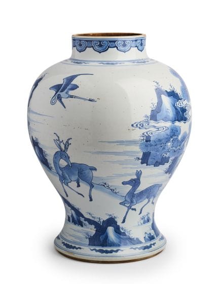 EINE GROßE CHINESISCHE BLAU-WEIßE „HIRSCH“-VASE, Q