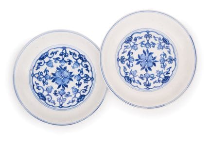 EIN PAAR CHINESISCHE BLAU-WEISSE UNTERTELLER MIT P