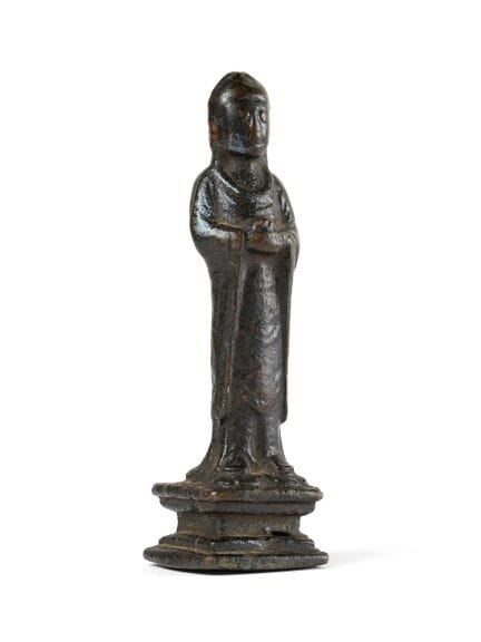EINE CHINESISCHE BRONZEFIGUR DER GUANYIN, SUI-/TAN