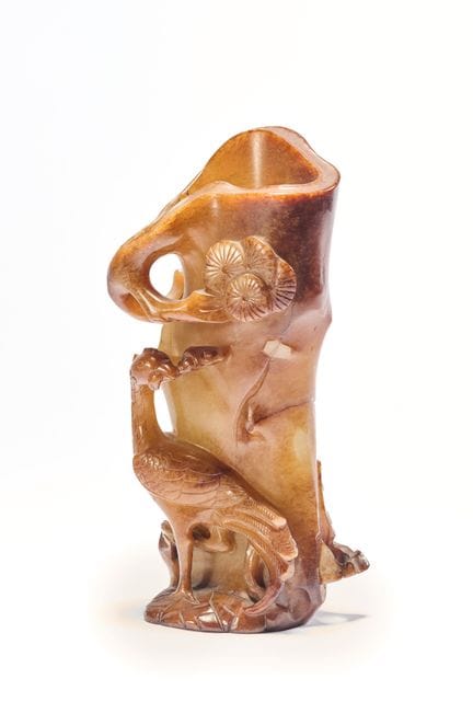 EIN CHINESISCHES RHYTON AUS BRAUNER JADE, SPÄTE MI